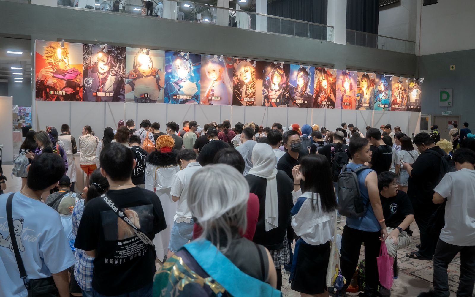 Event display wall with audience queue